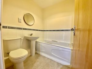 Main Bathroom- click for photo gallery